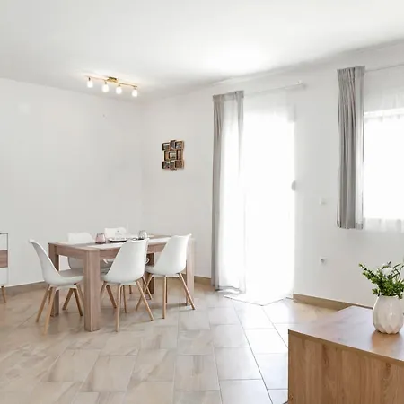 Aaa Anic Amazing Deluxe 스플리트